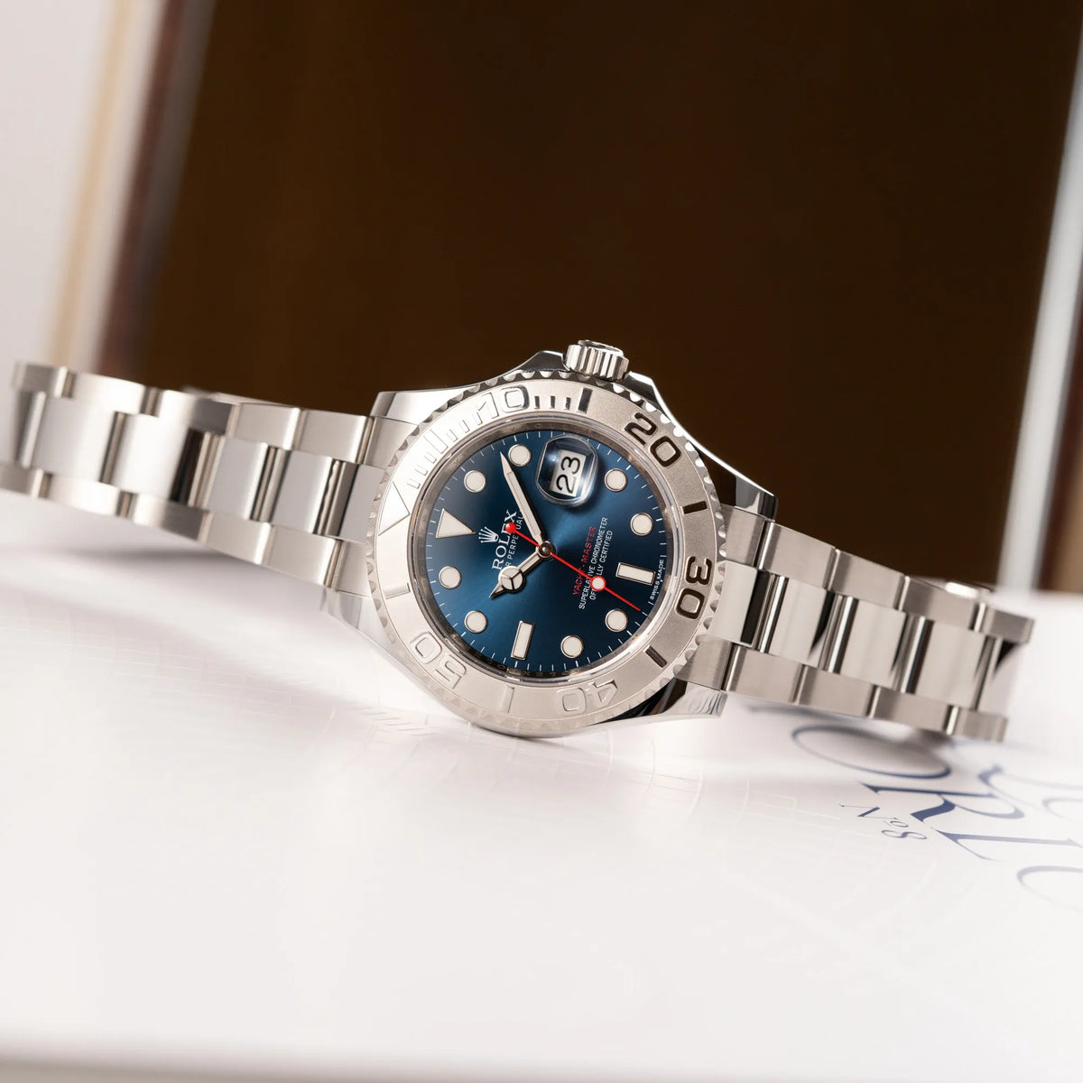 Seitlich liegende Rolex Yachtmaster 40 mit blauem Zifferblatt der Referenz 116622 