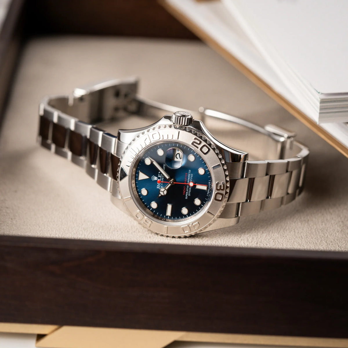Rolex Yachtmaster 40 mit blauem Zifferblatt der Referenz 116622  liegt auf Juwelierstablet