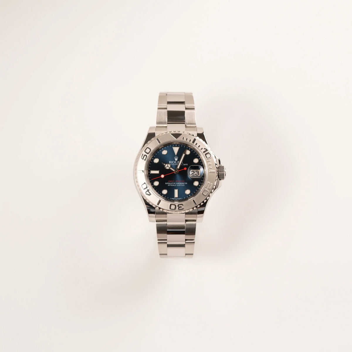 Frontale Ansicht der Rolex Yachtmaster 40 mit blauem Zifferblatt der Referenz 116622 