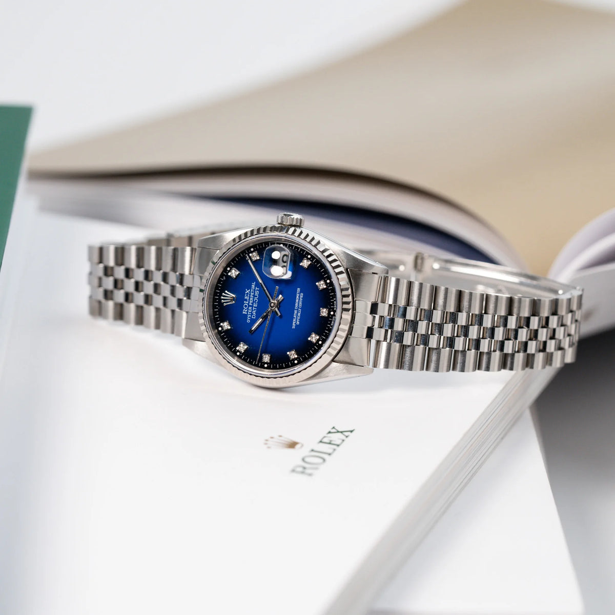 Produktfotografie der liegenden Rolex Datejust 36 mit einem sehr seltenen Degradé Diamond Zifferblatt, dass von Blau ins Schwarze verläuft