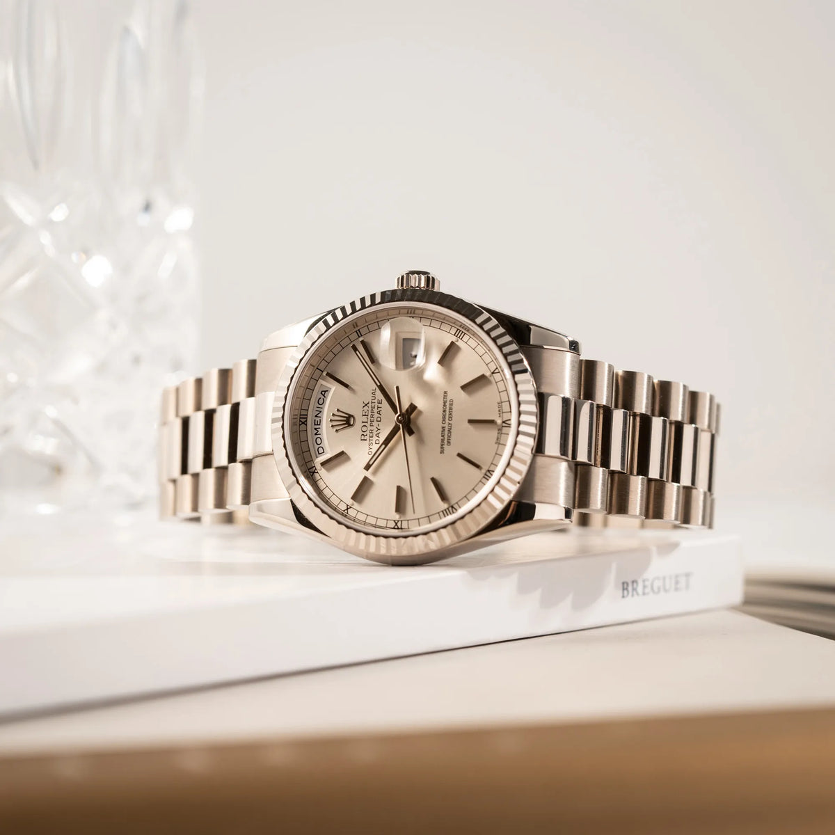 Produktfotografie als Titelbild für die Rolex Day-Date 36 der Referenz 118239 in 750er Weißgold gefertigt mit dem klassischen President-Armband