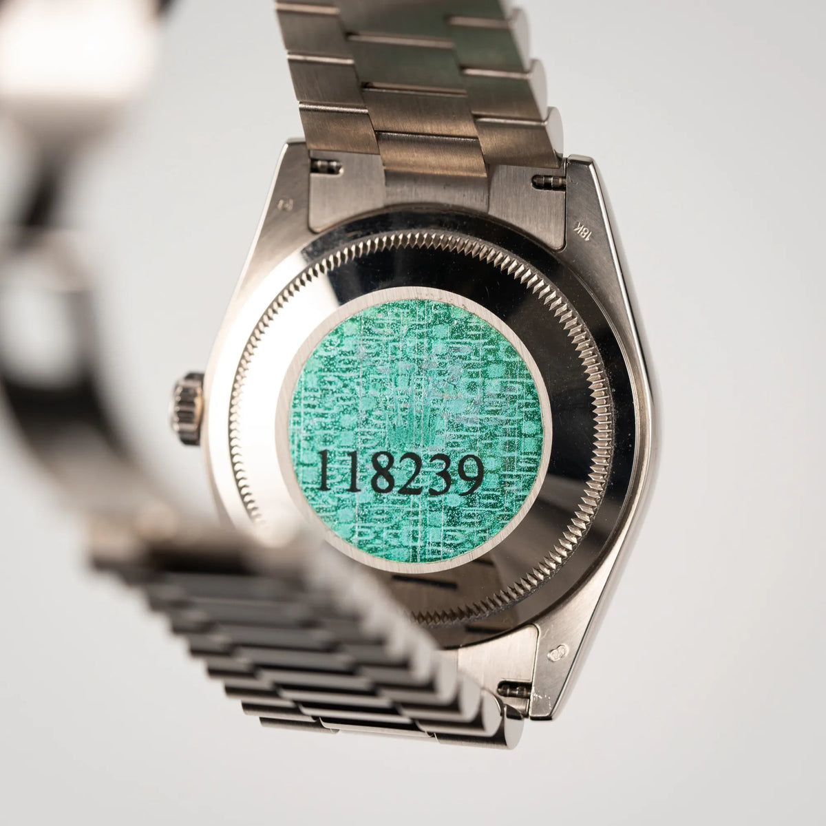 Gehäuseboden mit Sticker der Rolex Day-Date 36 der Referenz 118239 in 750er Weißgold gefertigt mit dem klassischen President-Armband
