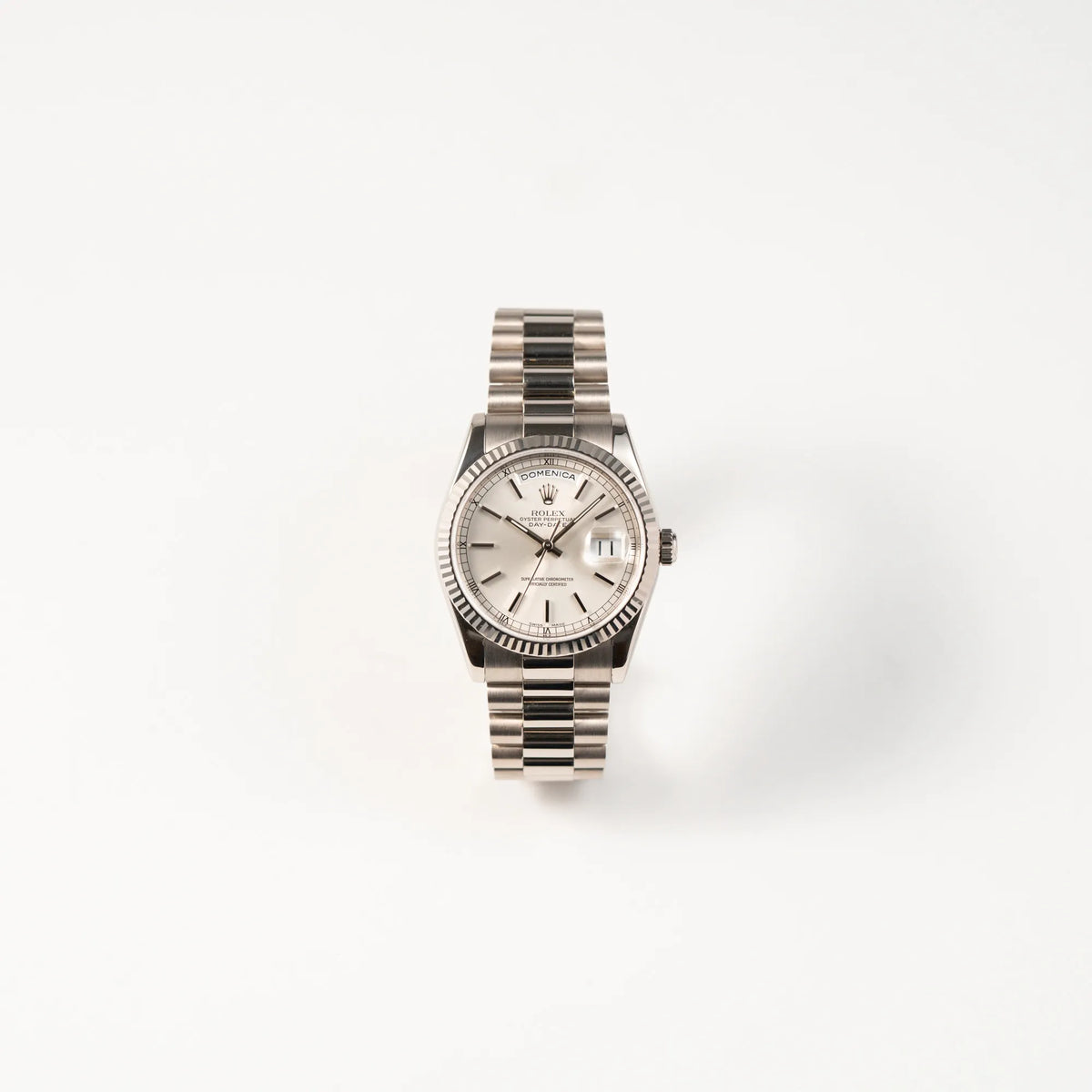 Frontale Ansicht der Rolex Day-Date 36 der Referenz 118239 in 750er Weißgold gefertigt mit dem klassischen President-Armband