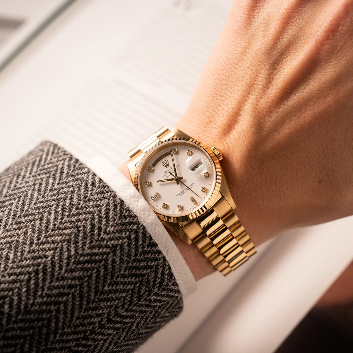 Mann trägt die Rolex Day-Date 36 der Referenz 18238 in Gelbgold mit weißem Diamant-Zifferblatt an seinem Handgelenk