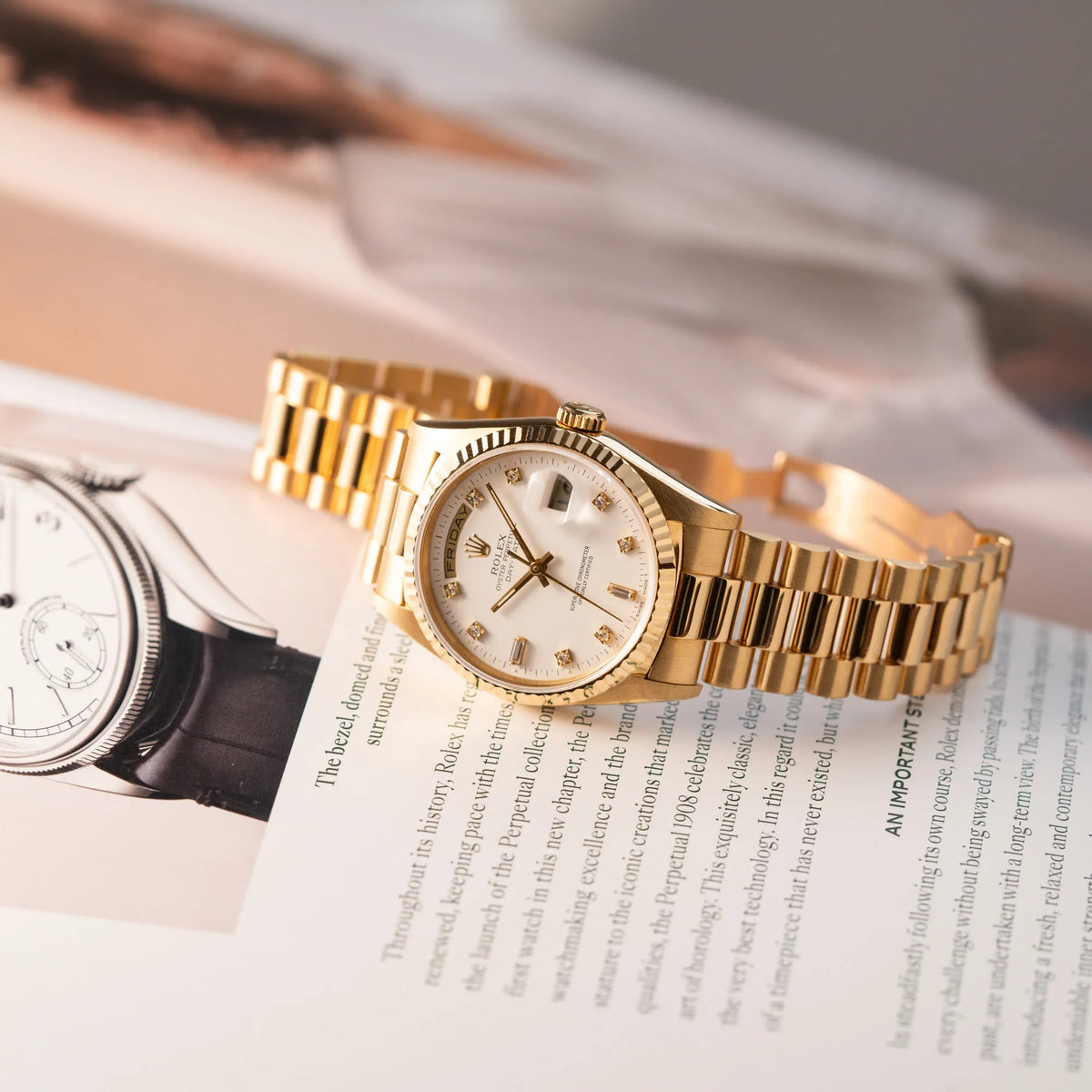 Produktfotografie der Rolex Day-Date 36 der Referenz 18238 in Gelbgold mit weißem Diamant-Zifferblatt auf einem Uhrenmagazin