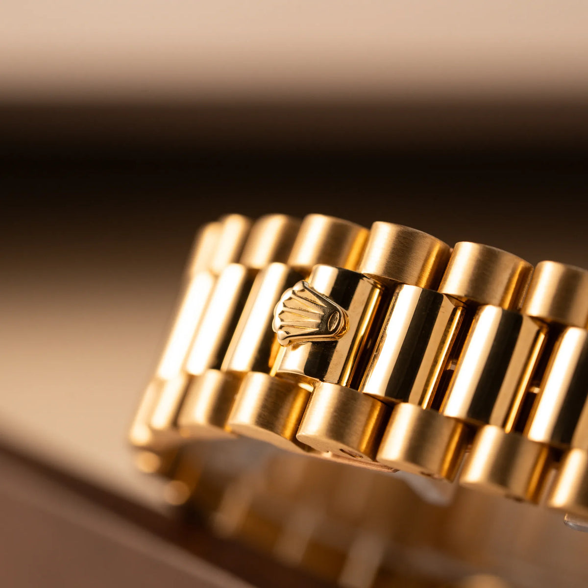 Rolex Logo auf der Schliesse des President Armbands der Rolex Day-Date 36 der Referenz 18238 in Gelbgold mit weißem Diamant-Zifferblatt