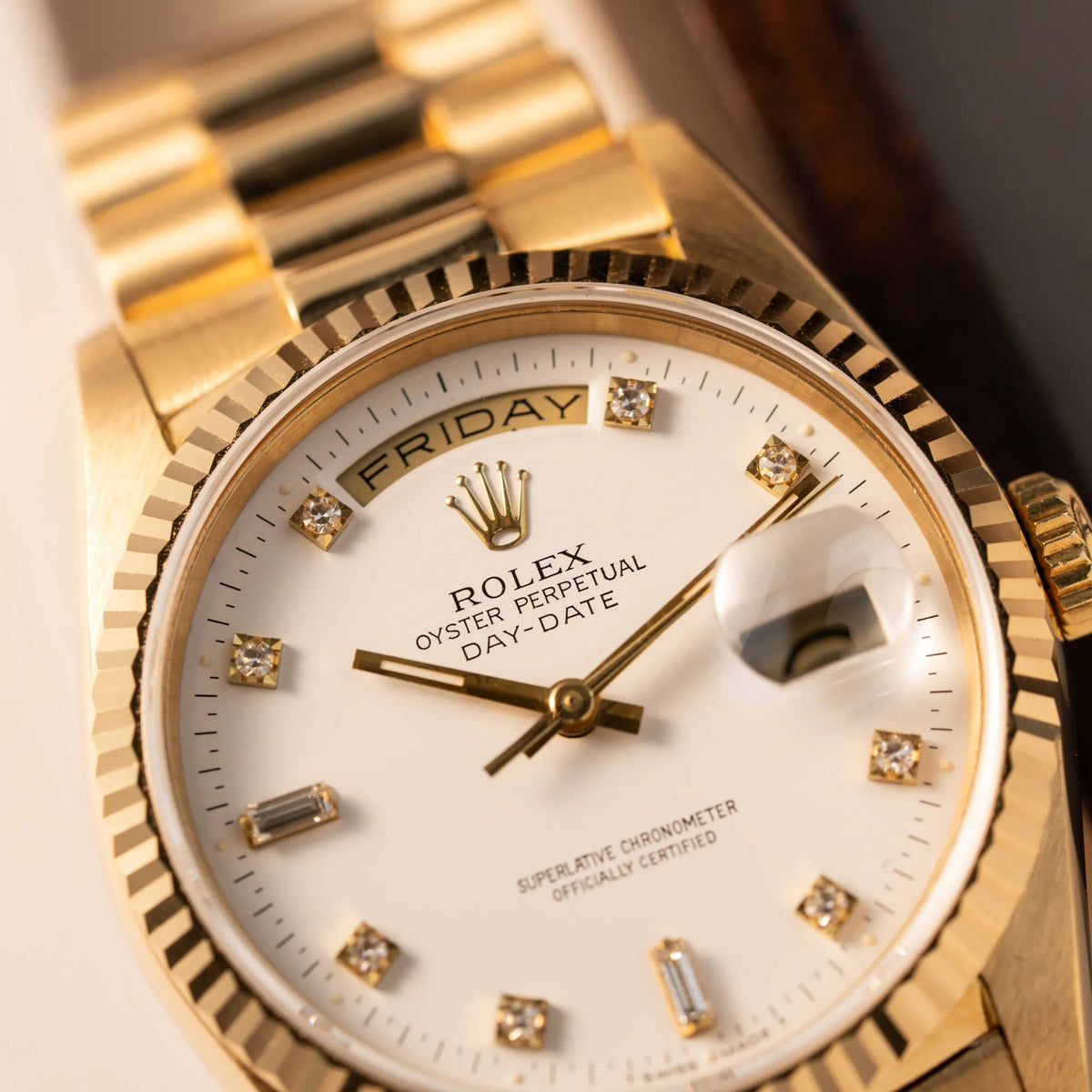 Makroaufnahme der Rolex Day-Date 36 der Referenz 18238 in Gelbgold mit weißem Diamant-Zifferblatt