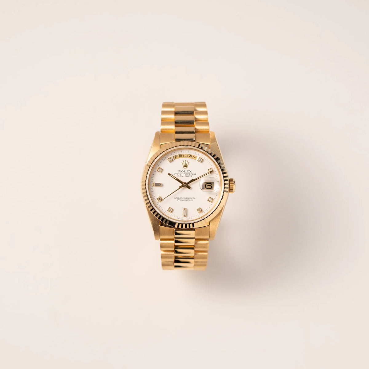 Frontale Ansicht der Rolex Day-Date 36 der Referenz 18238 in Gelbgold mit weißem Diamant-Zifferblatt