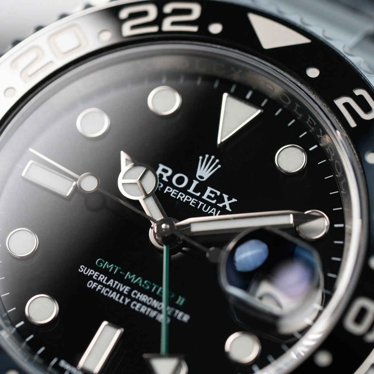 Makroaufnahme der Rolex GMT Master 2 in Schwarz mit der Keramik-Lünette in einem neuwertigen Zustand