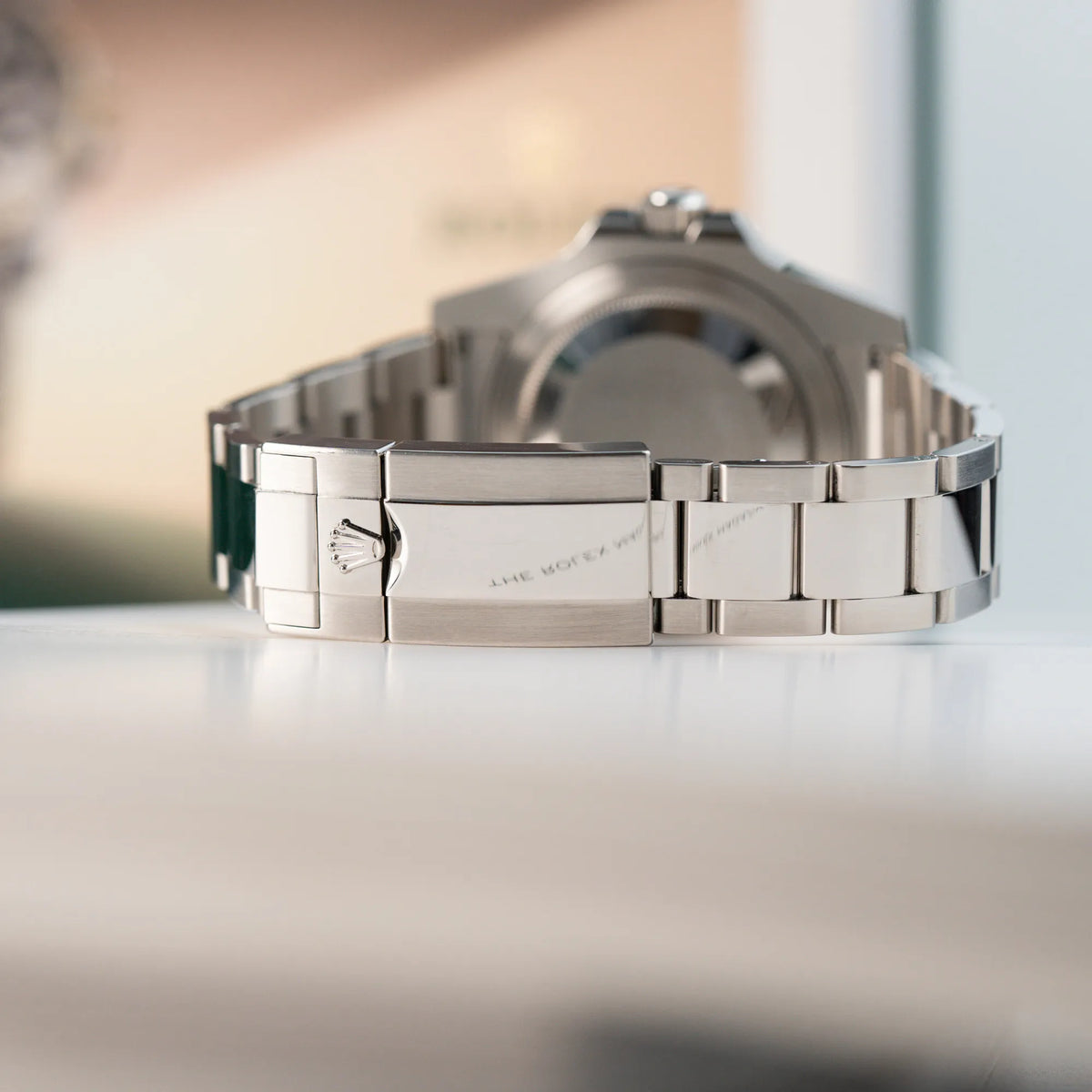 Oyster-Band mit Faltschliesse, beides aus Stahl, vonder Rolex GMT Master 2 in Schwarz in einem neuwertigen Zustand