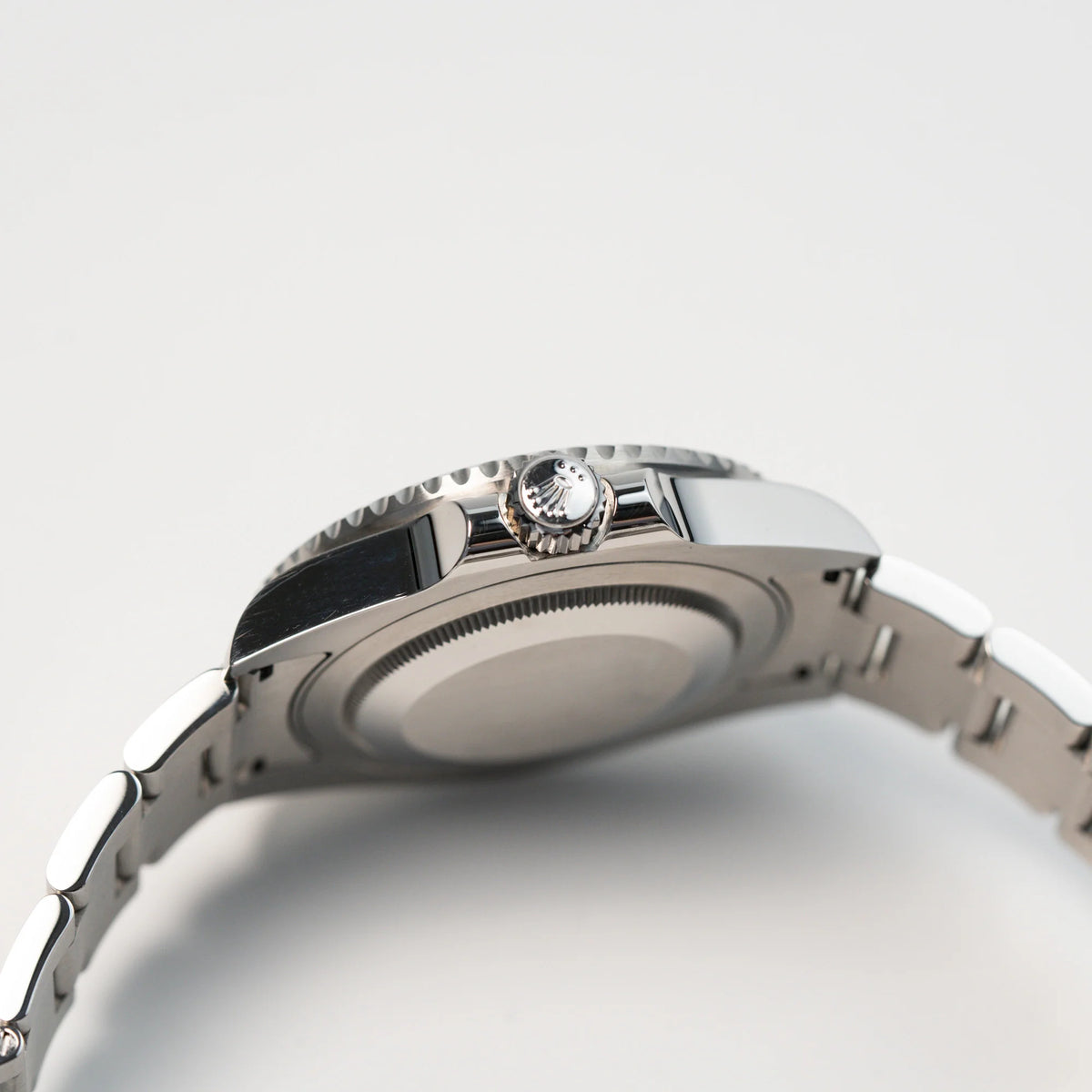 Seitliches Gehäuse (mit Blick auf die Krone) der Rolex GMT Master 2 in Schwarz 