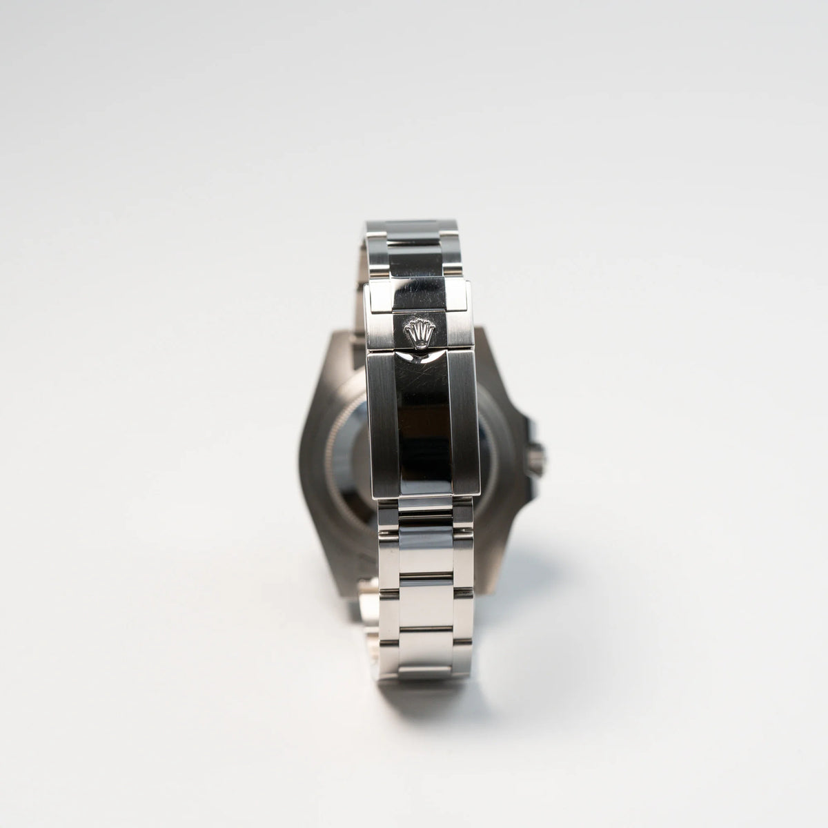 Rückseite der Rolex 116710LN mit Fokus auf der originalen Oyster-Faltschliesse 