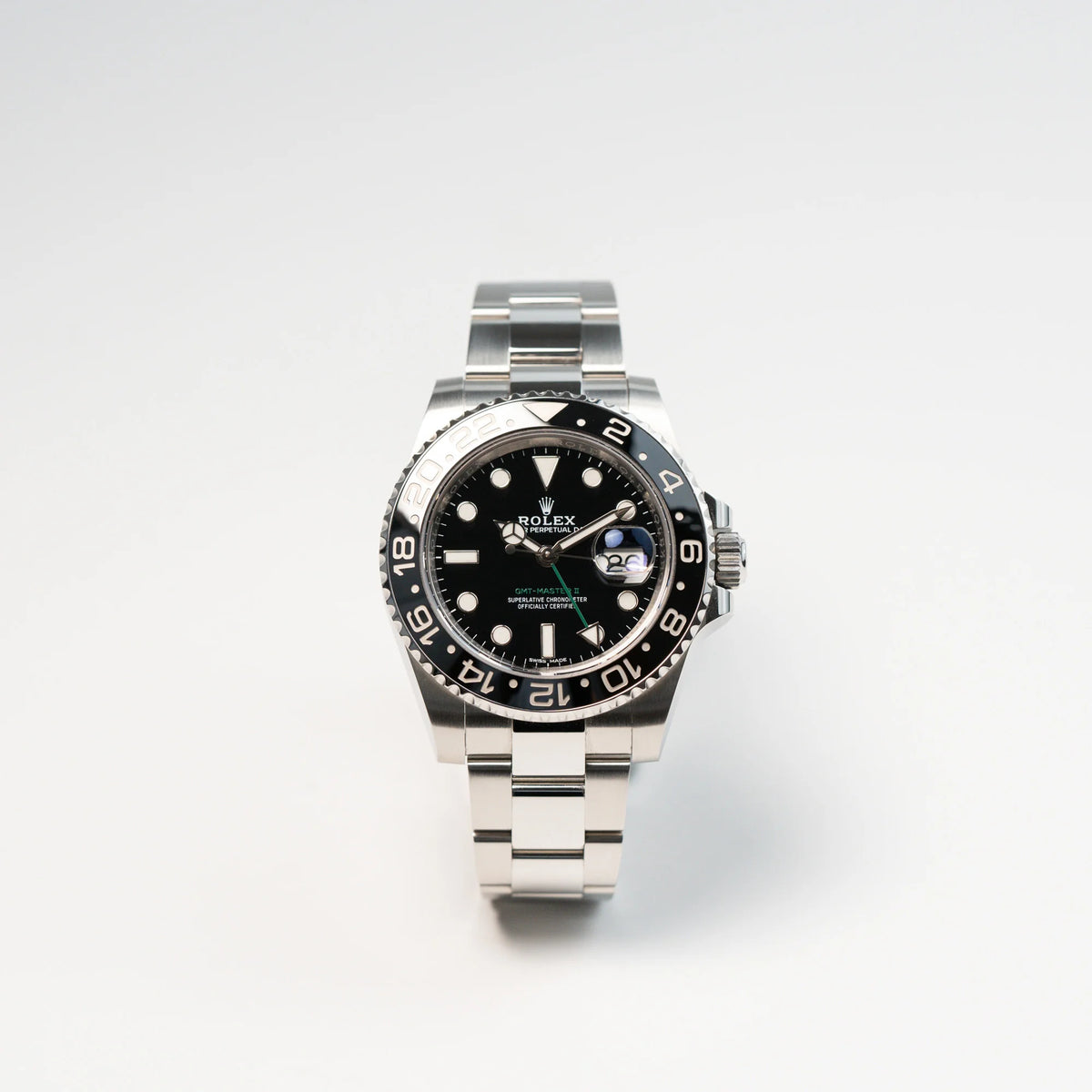 Frontale Ansicht der Rolex GMT Master 2 in Schwarz mit der Keramik-Lünette in einem neuwertigen Zustand