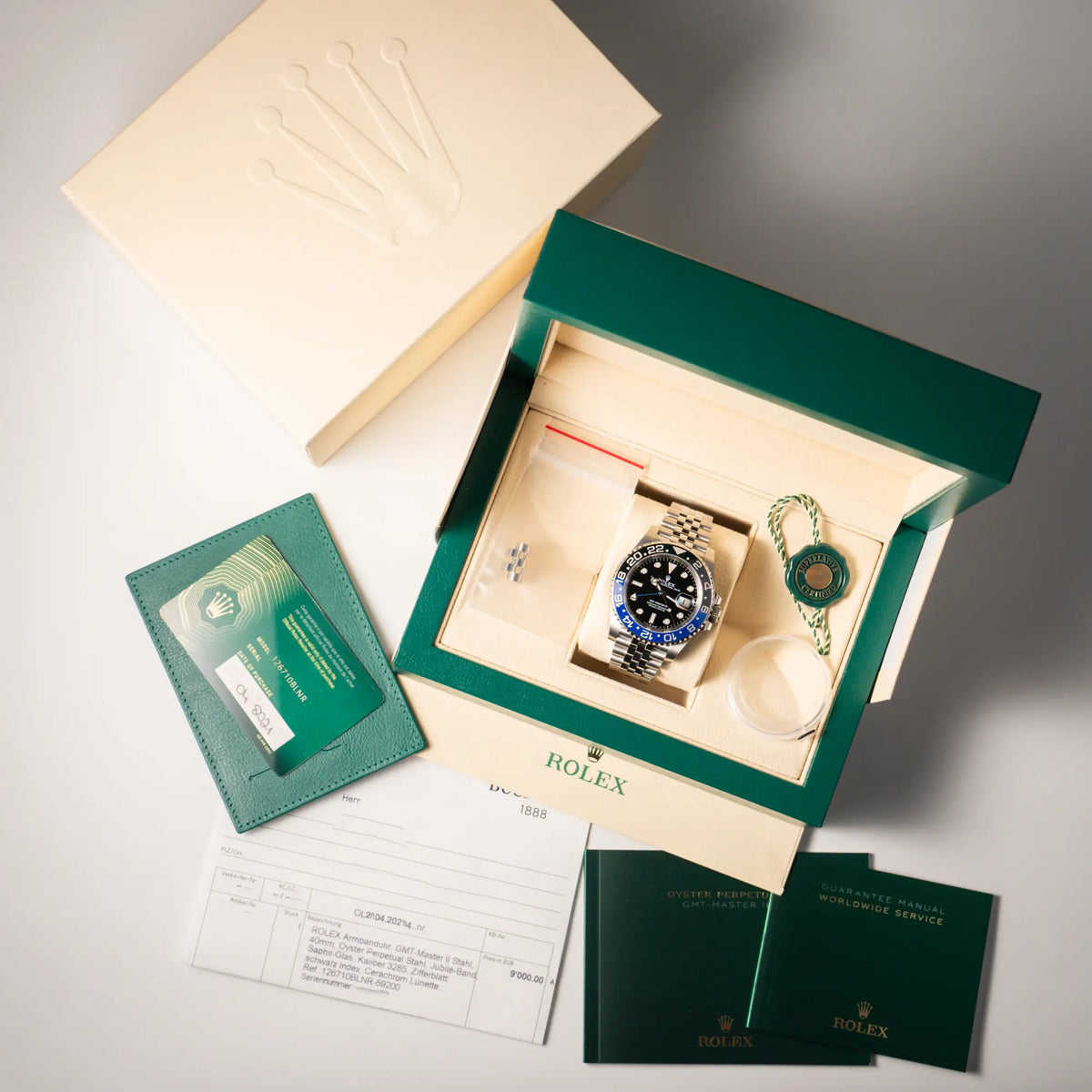 Rolex GMT-Master II  Batgirl der Referenz 126710BLNR mit blau schwarzer Lünette am Jubilee-Armband zusammen mit dem Full-Set Lieferumfang