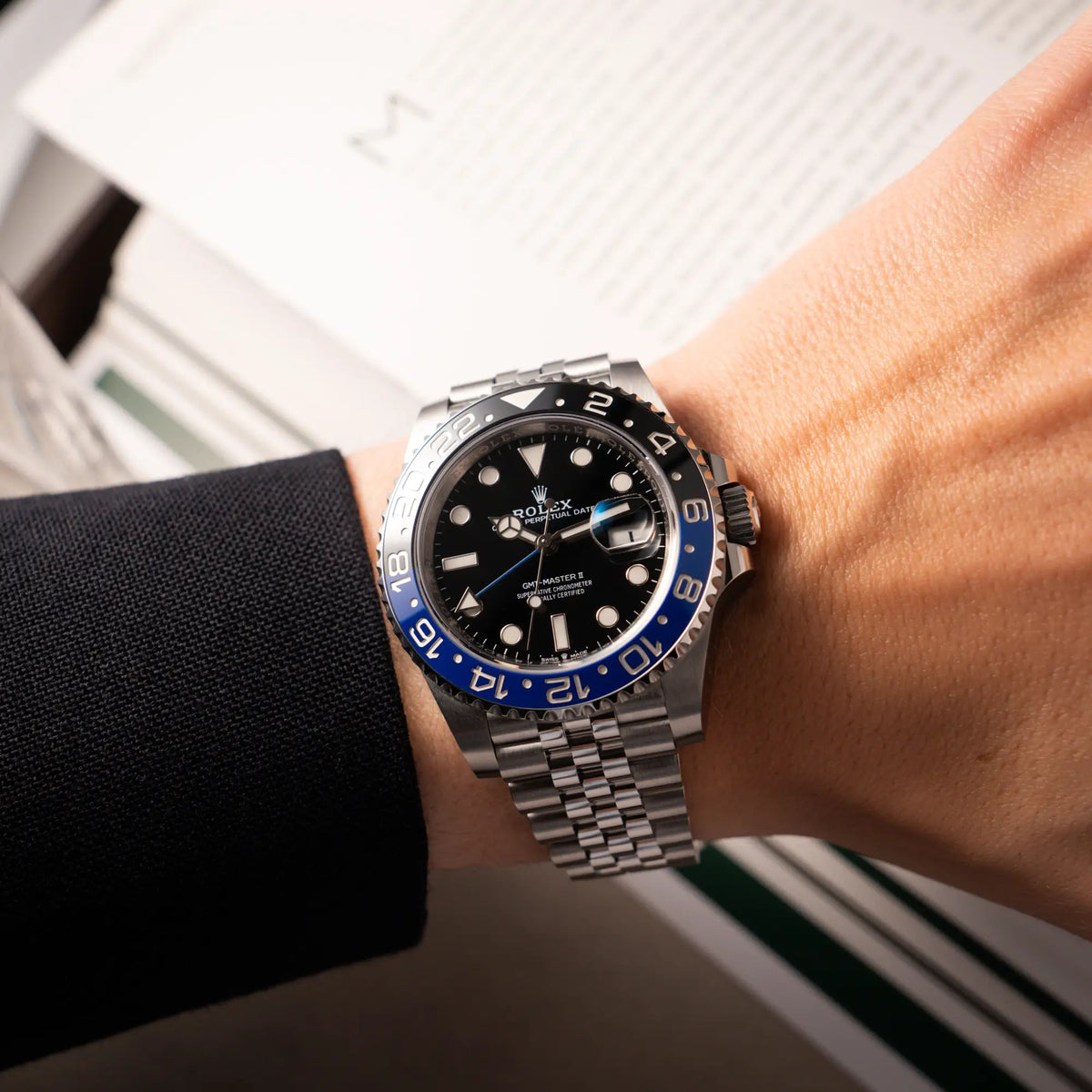Wristshot mit der Rolex GMT-Master II  Batgirl der Referenz 126710BLNR mit blau schwarzer Lünette am Jubilee-Armband