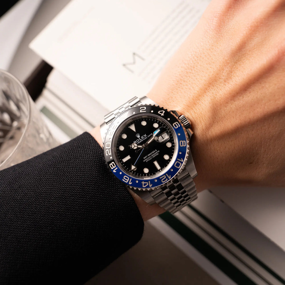 Wristshot mit der Rolex GMT-Master II  Batgirl der Referenz 126710BLNR mit blau schwarzer Lünette am Jubilee-Armband