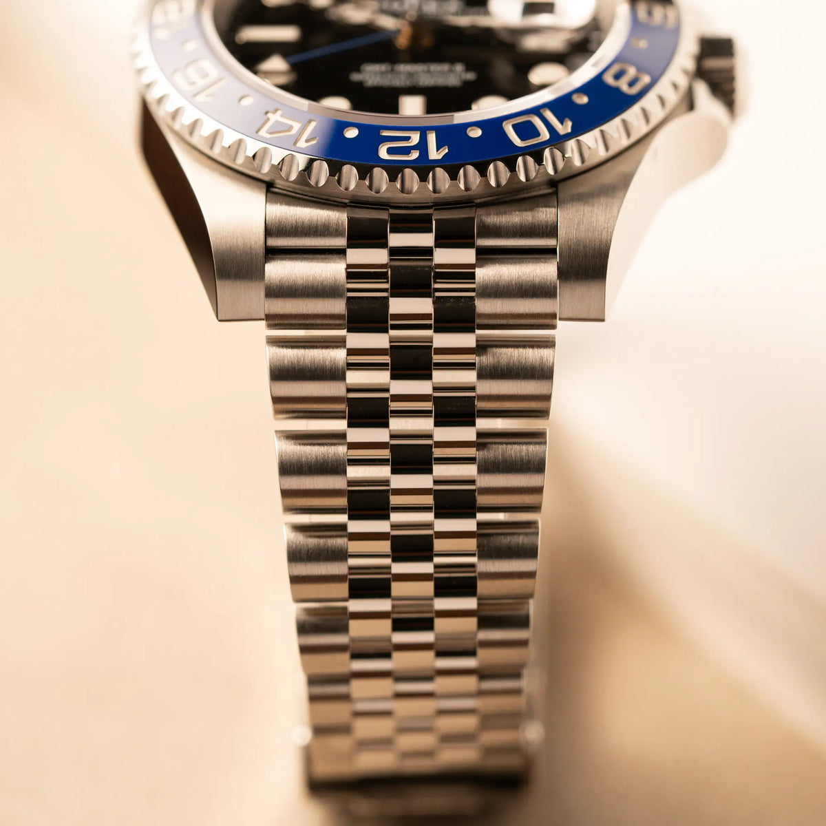 Detailaufnahme des Jubilee-Bands im Neuzustand der Rolex GMT-Master II  Batgirl der Referenz 126710BLNR mit blau schwarzer Lünette am Jubilee-Armband