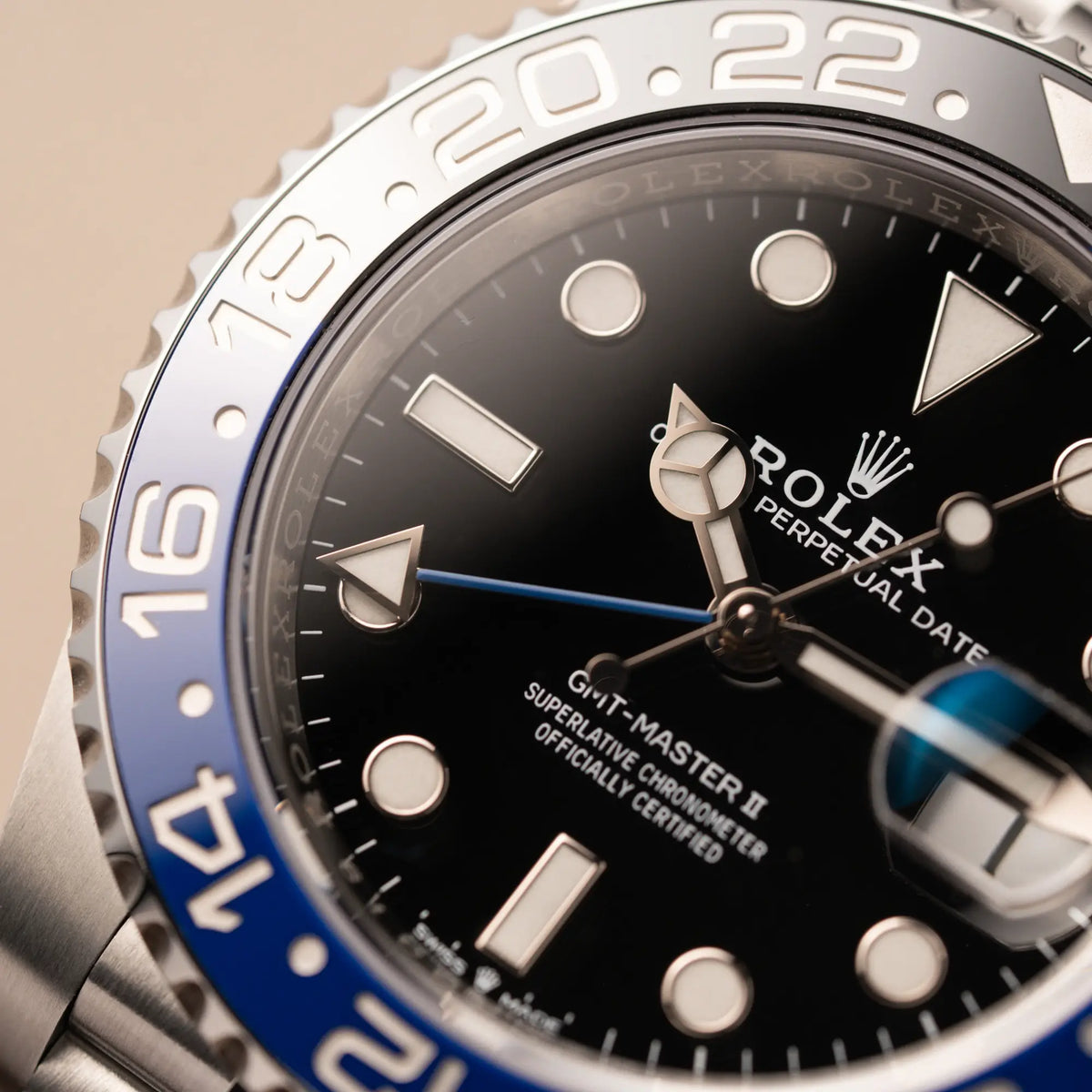 Makroaufnahme der Rolex GMT-Master II  Batgirl der Referenz 126710BLNR mit blau schwarzer Lünette am Jubilee-Armband