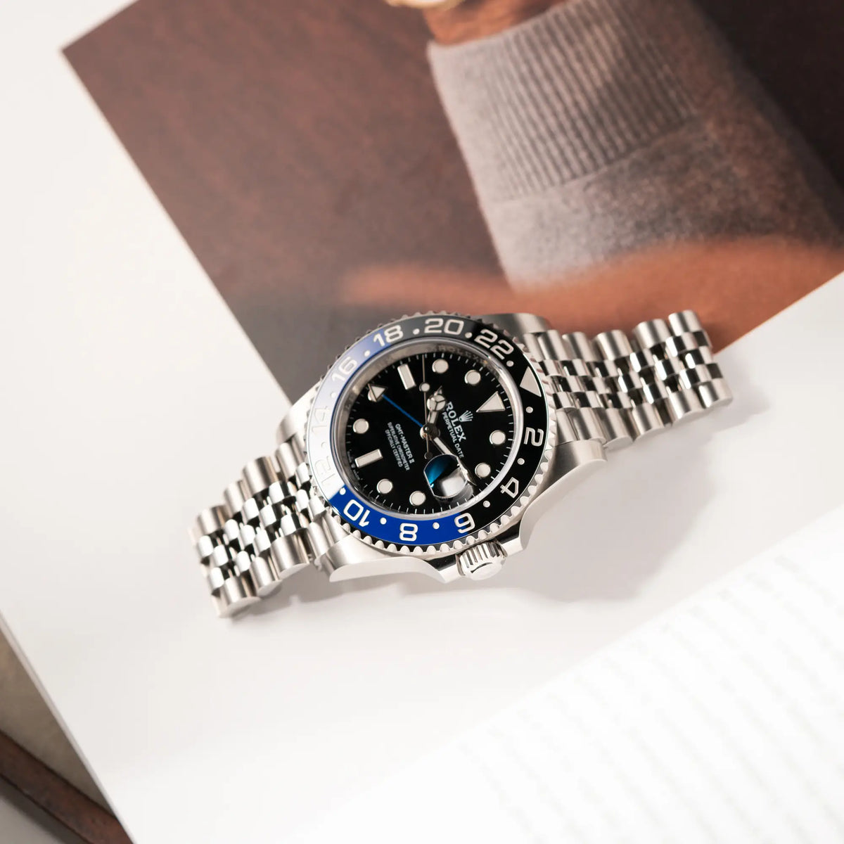Produktfoto der Rolex GMT-Master II  Batgirl der Referenz 126710BLNR mit blau schwarzer Lünette am Jubilee-Armband