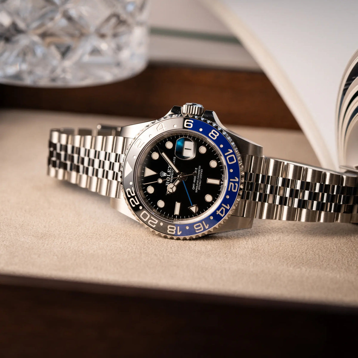 Produktfotografie der Rolex GMT-Master II  Batgirl der Referenz 126710BLNR mit blau schwarzer Lünette am Jubilee-Armband