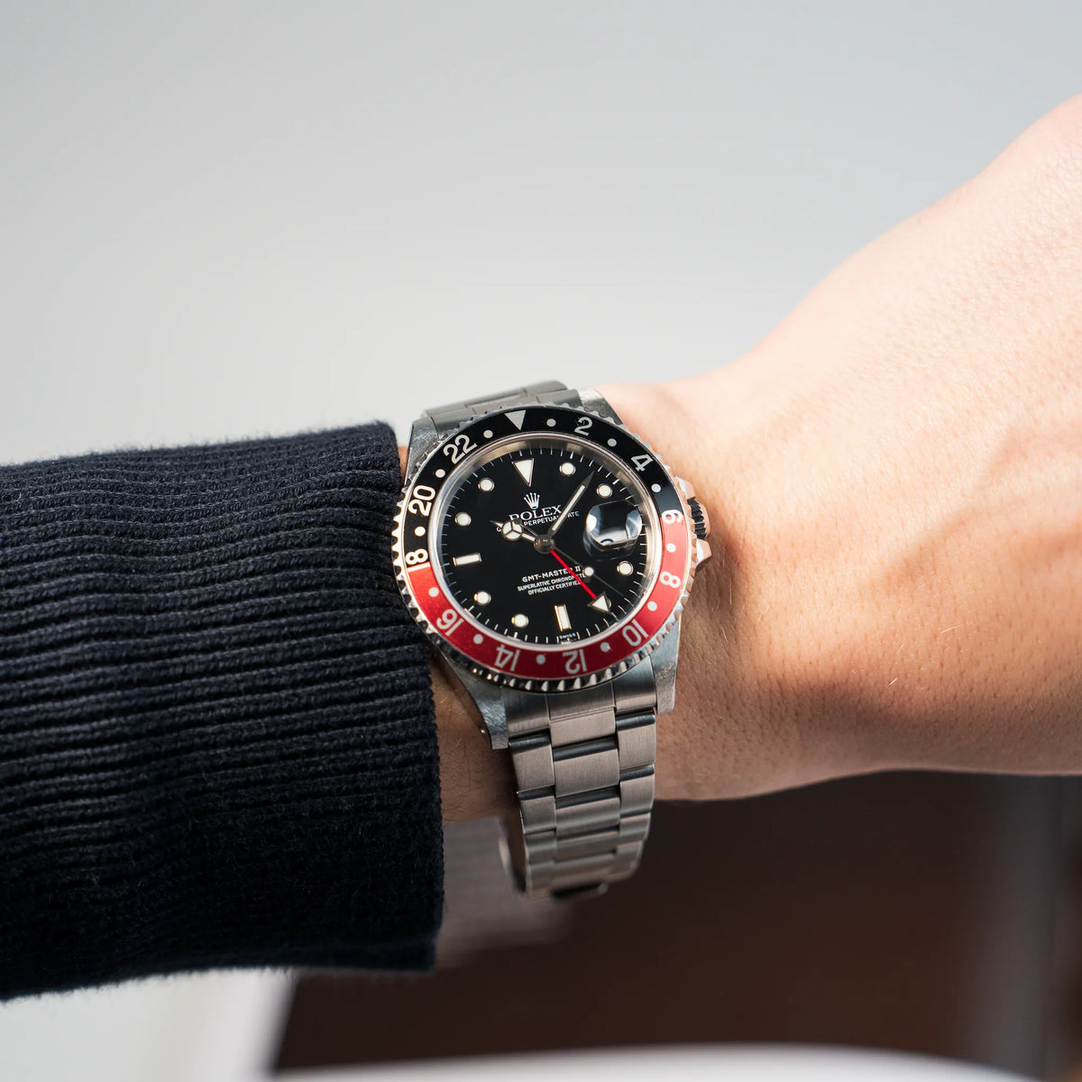 Wristshot mit der Rolex GMT Master 2 (Referenz 16710) mit der Coke-Lünette in schwarz-rot mit dem "Swiss-Only" Zifferblatt