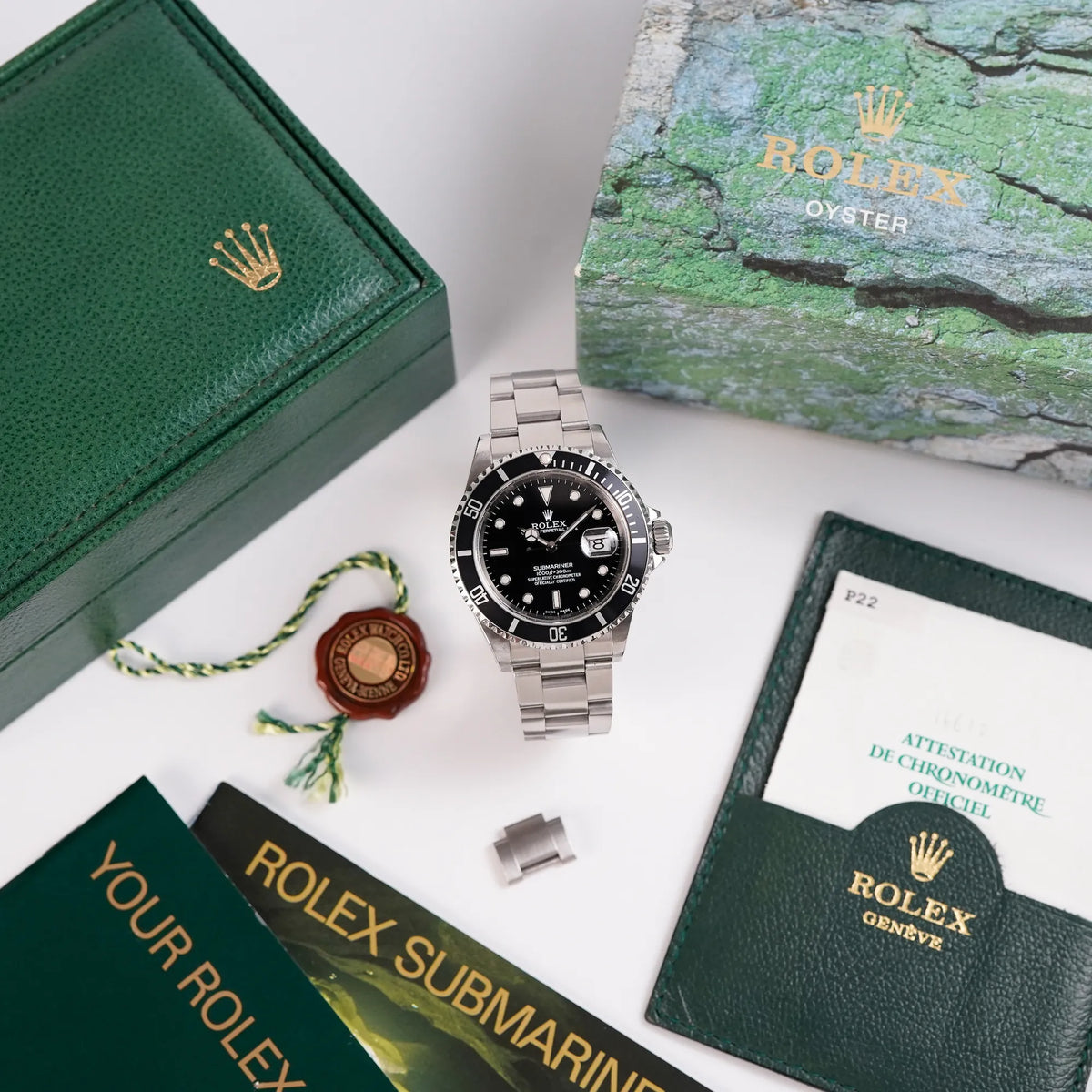 Box, Papiere und Booklets der Rolex Submariner Date in schwarz, Referenz 16610, mit Flat-Four-Lünette