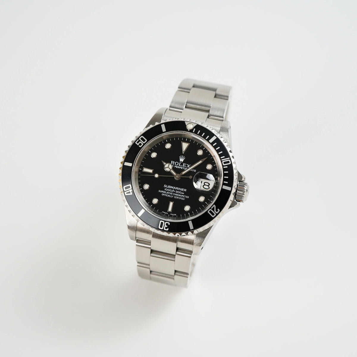 Leicht seitliche Ansicht der Rolex Submariner Date in schwarz, Referenz 16610, mit Flat-Four-Lünette