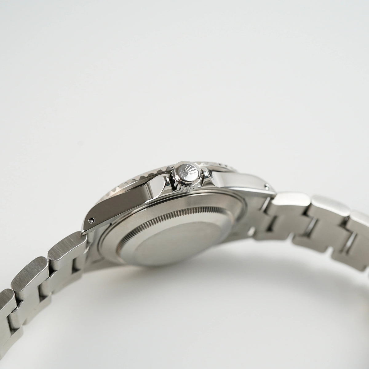 Seitliches Gehäuse der Rolex Submariner Date in schwarz, Referenz 16610, mit Blick auf die Krone