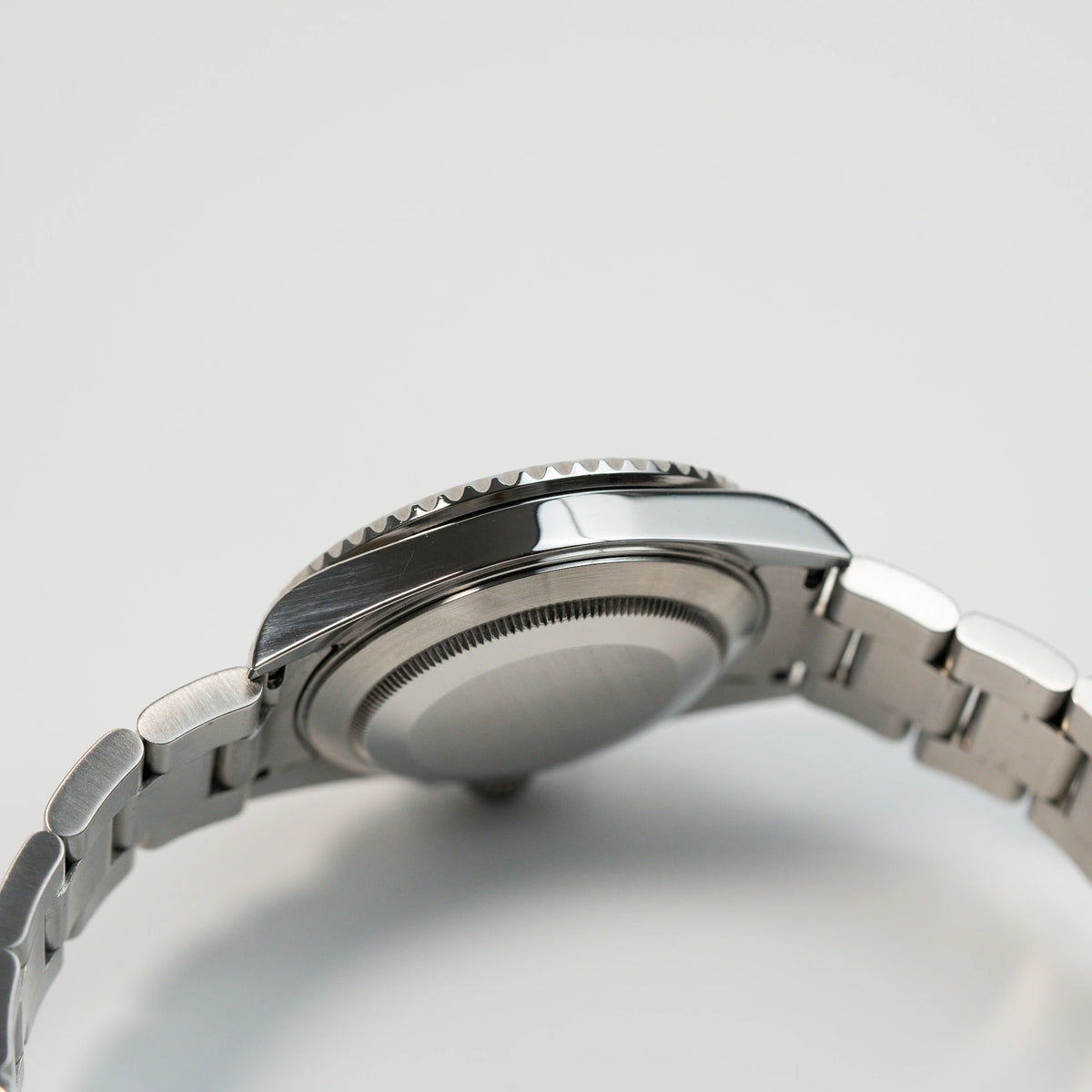 Seitliches Gehäuse und Gehäuseboden der Rolex Submariner Date mit der Referenz 16610T