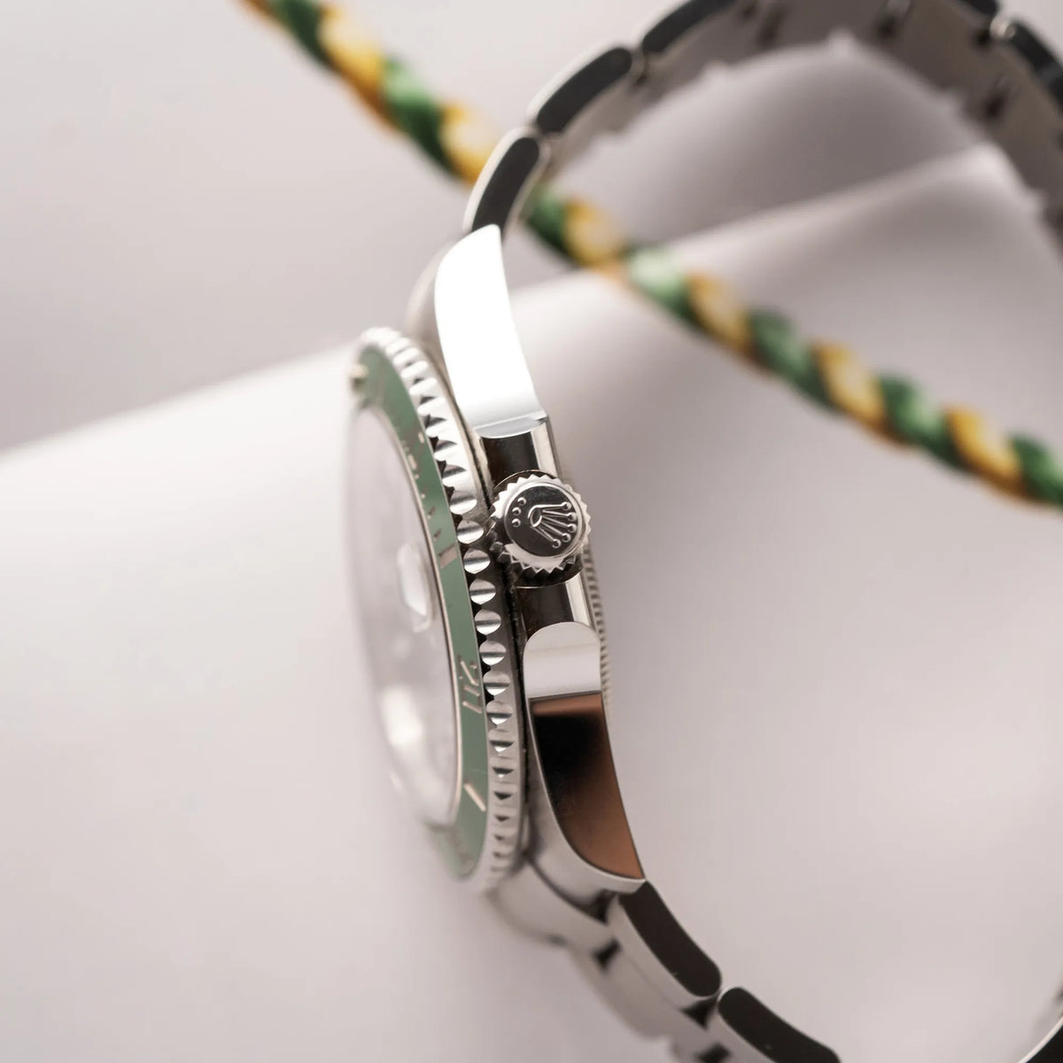 Seitliche Gehäuseflanke der Rolex Submariner Date Starbucks der Referenz 126610LV mit der grünen MK2-Lünette mit Blick auf die Aufzugskrone