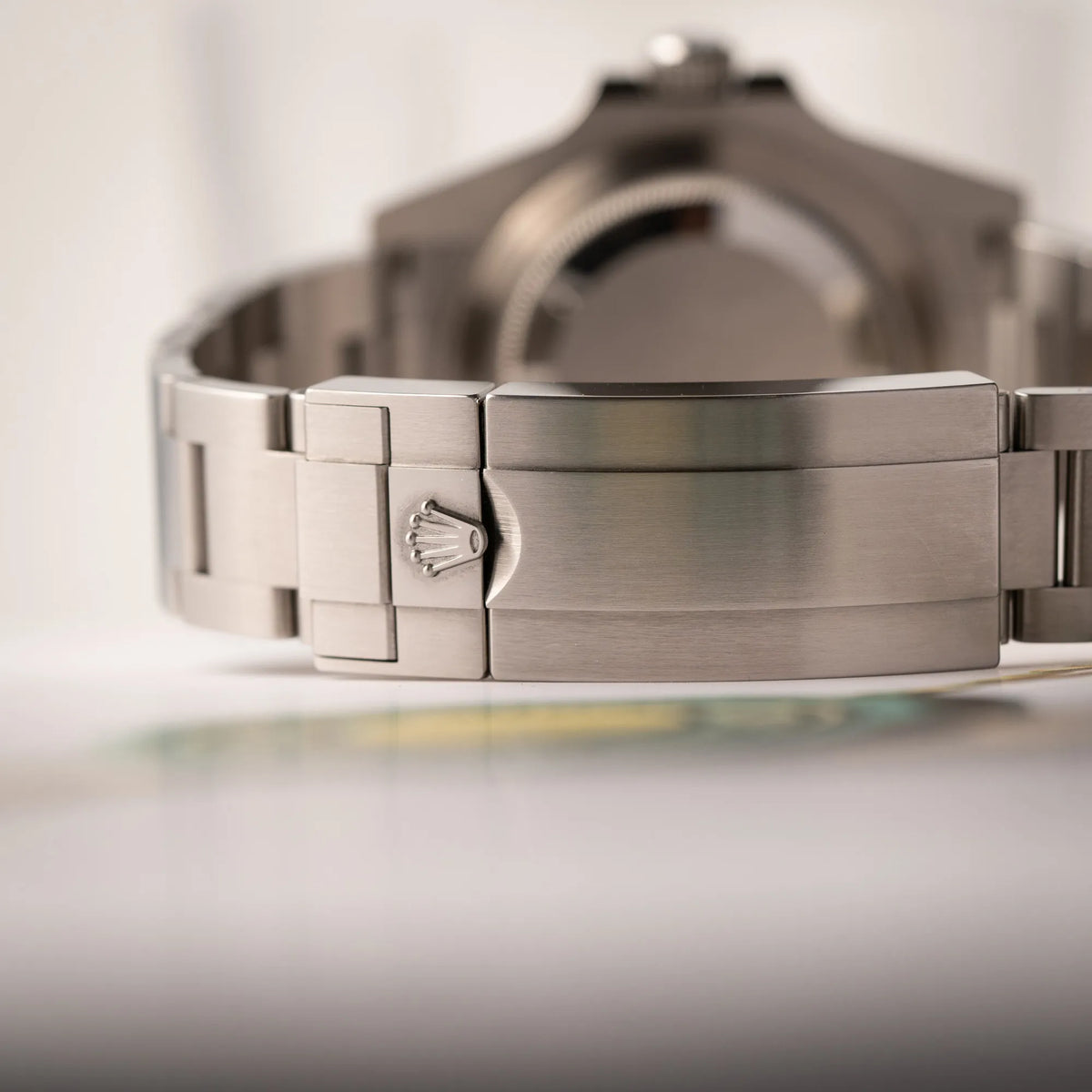 Detailaufnahme der Oyster-Schliesse der Rolex Submariner Date Starbucks der Referenz 126610LV mit der grünen MK2-Lünette