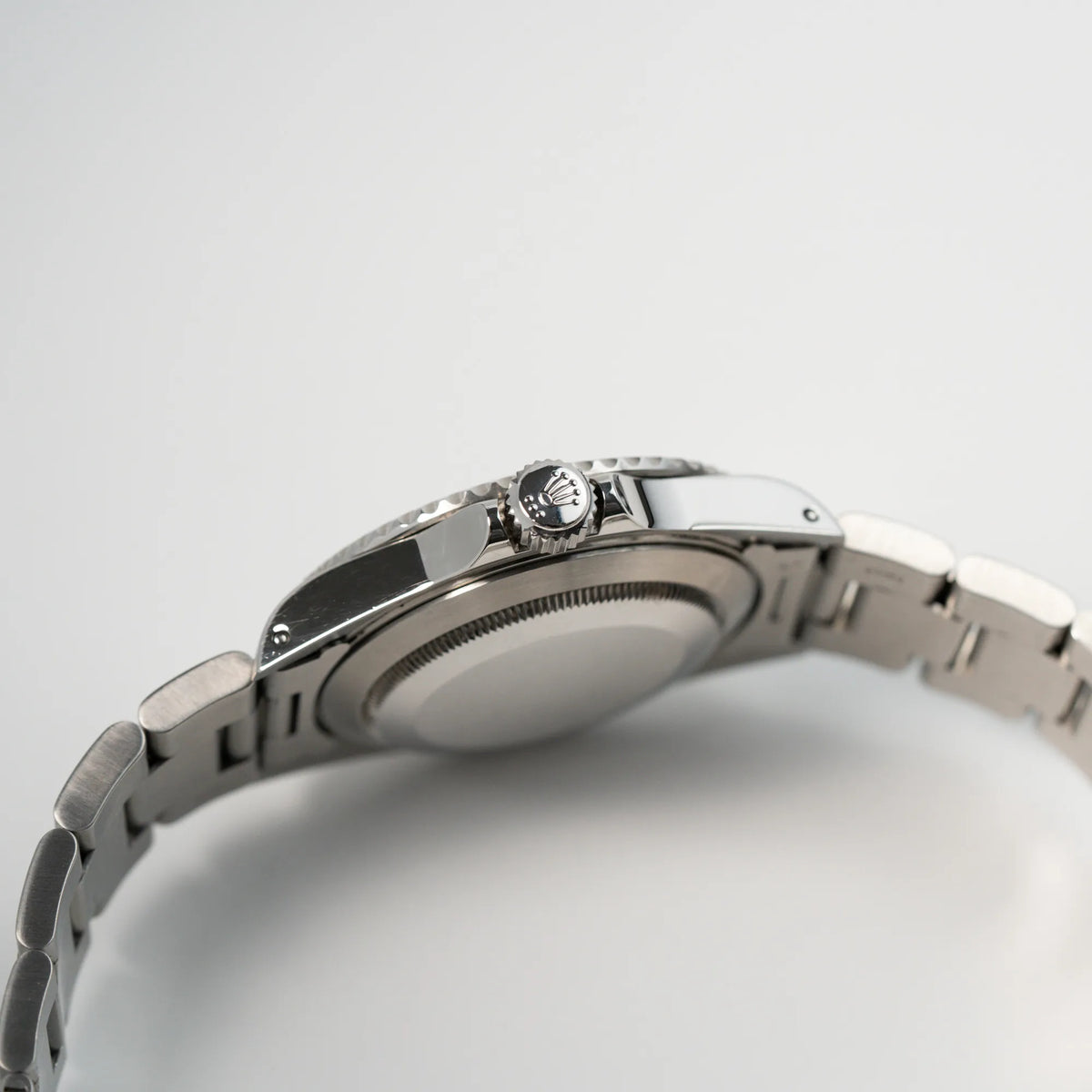 Seitliches Gehäuse mit Blick auf die Krone der Rolex Submariner NoDate 14060M in Schwarz