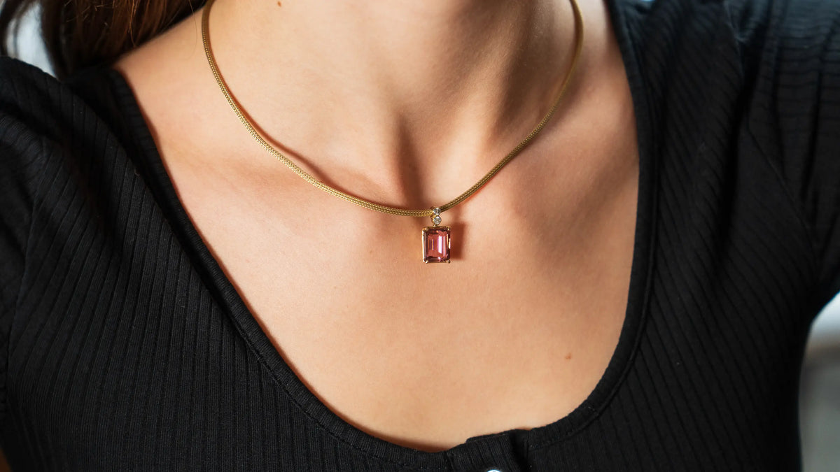 Frau trägt das vom Goldschmied in Handarbeit gefertigte Tansanit-Collier von Schmuckatelier Lang