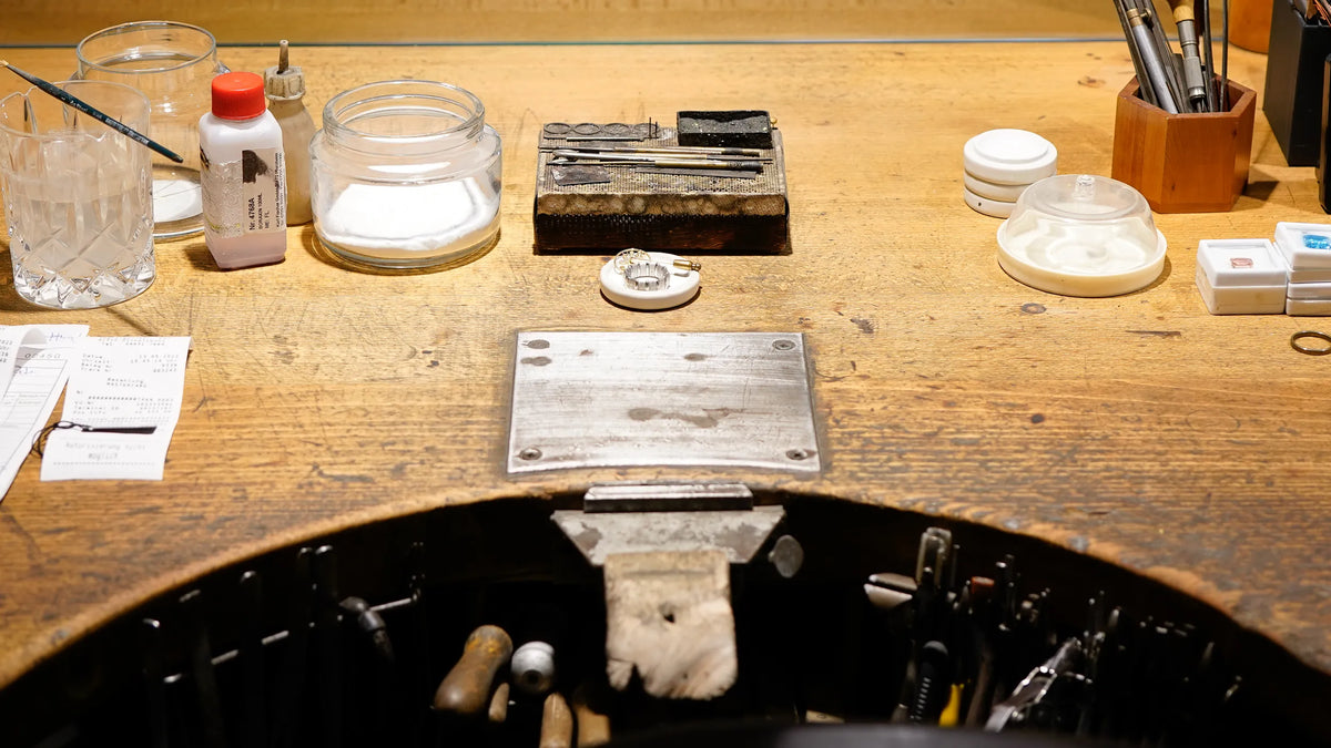 Blick auf die Werkbank aus der Perspektive des Goldschmieds bei Schmuckatelier Lang