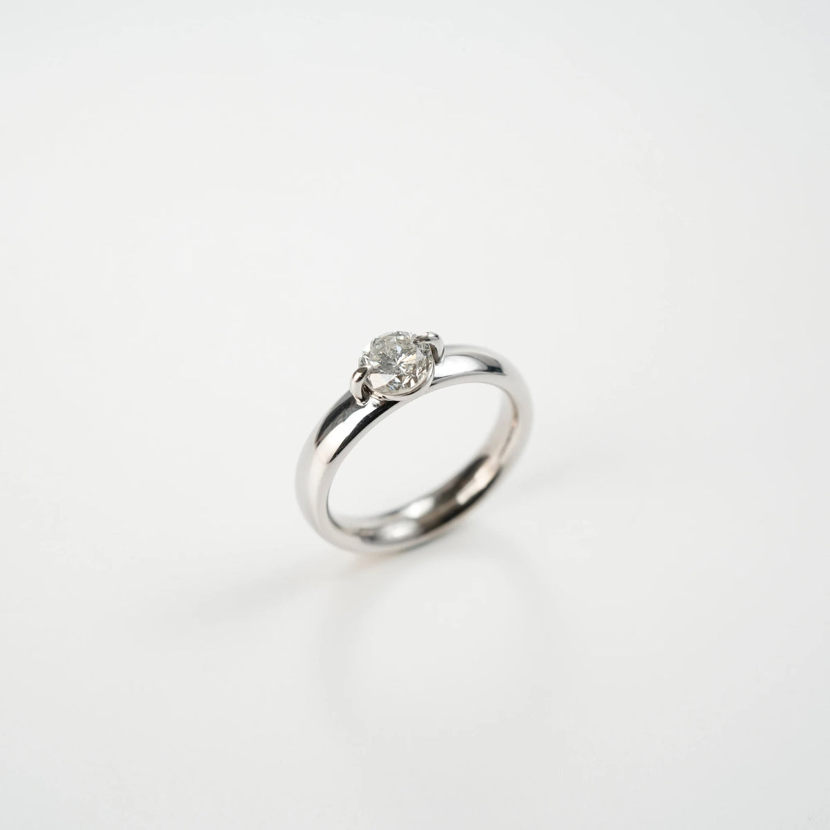 Produktfotografie des "stehenden" Weißgold-Solitaire-Rings mit einem 1,10 Carat Diamanten aus der Schmuckatelier Lang Collection 