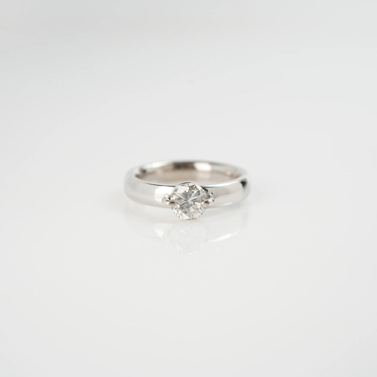 Produktfotografie des liegenden  Weißgold-Solitaire-Rings mit einem 1,10 Carat Diamanten aus der Schmuckatelier Lang Collection 