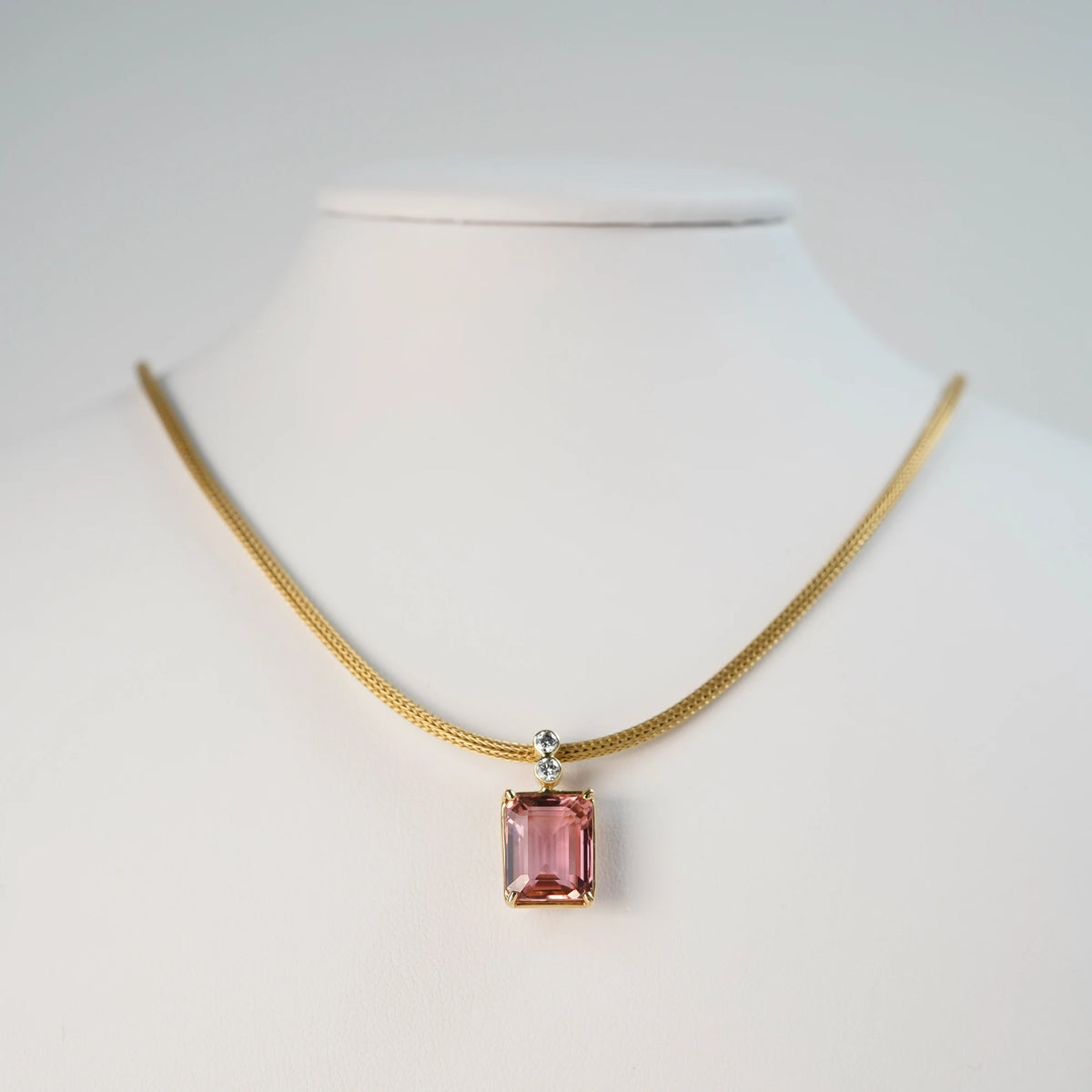 Frontale Ansicht des gelbgoldenen Colliers aus der Schmuckatelier Lang Collection mit einem großen pinken Tansanit als Anhänger