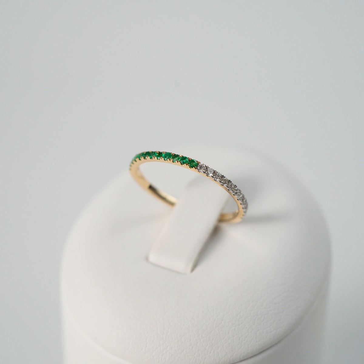Blick von Oben auf den Memoire Ring aus der Schmuckatelier Lang Collection, der halb mit Smaragden und halb mit Diamanten besetzt ist