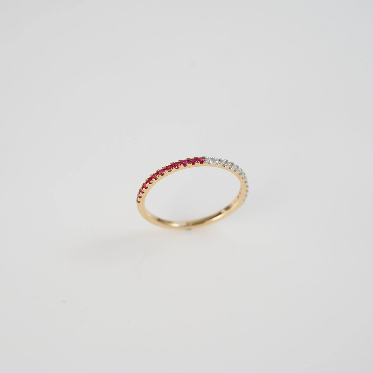 Produktfoto des stehenden Memoire Rings aus der Schmuckatelier Lang Collection, der halb mit Rubinen und halb mit Diamanten besetzt ist