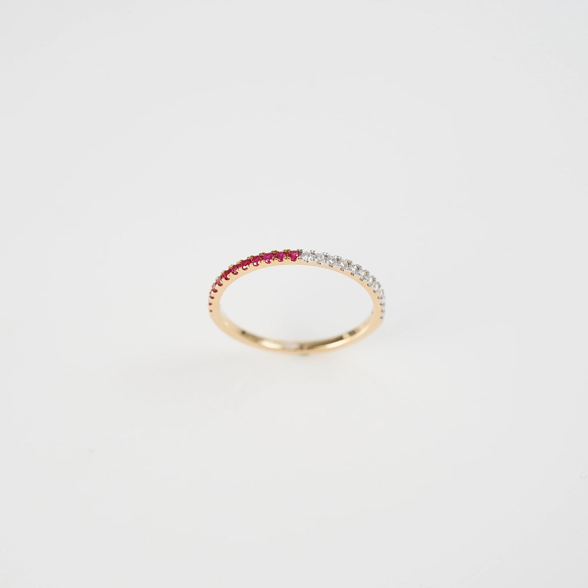 Blick von Oben auf den Memoire Ring aus der Schmuckatelier Lang Collection, der halb mit Rubinen und halb mit Diamanten besetzt ist
