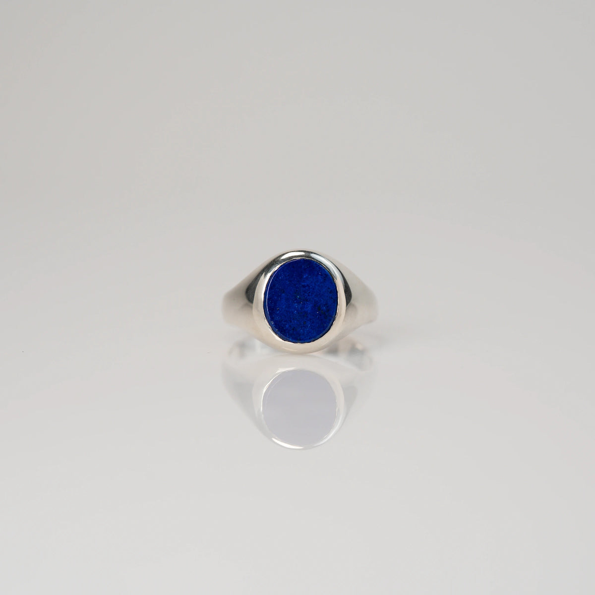 Frontale Ansicht des handgefertigten Siegelrings aus 925er Silber mit einem eingefassten, ovalen Lapis Lazuli Edelstein