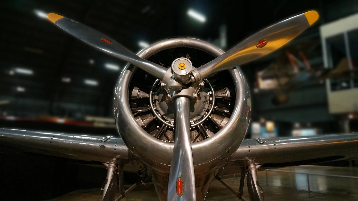 Altes Propeller-Flugzeug als Anlehnung an Fliegeruhren