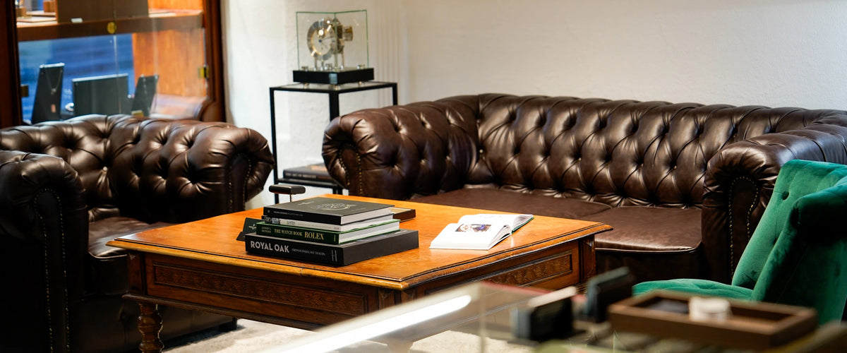 Bild des Ladengeschäfts mit neuer Lounge für Beratungsgespräche und Chesterfield-Sofa nach der Reservierung 2023