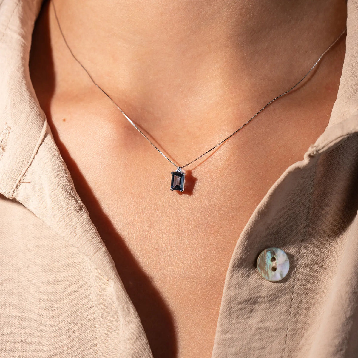 Weißgold-Collier mit blauem Topaz | 18 Karat