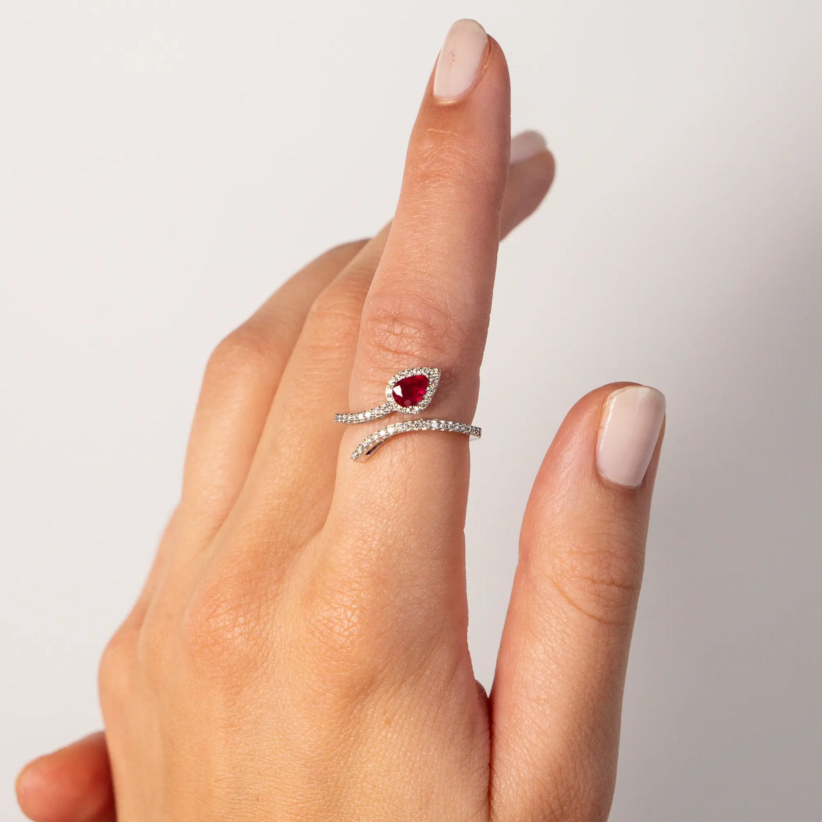 Weißgoldring mit Rubin-Tropfen und Brillanten | 18 Karat