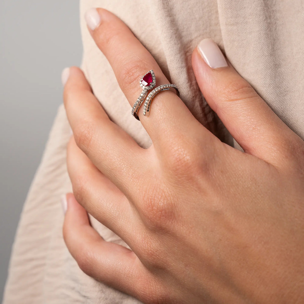 Weißgoldring mit Rubin-Tropfen und Brillanten | 18 Karat