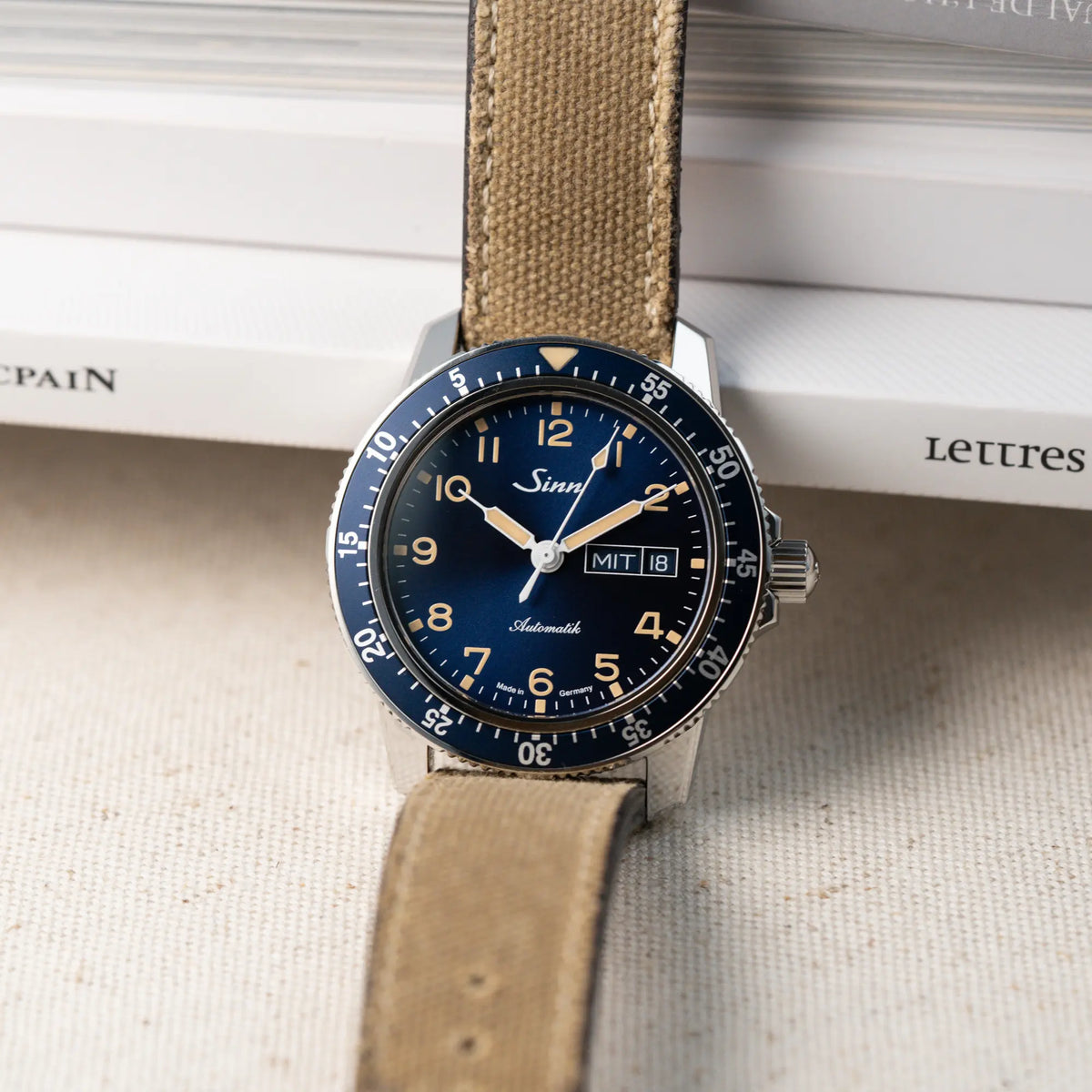 Produktfotografie der Taucheruhr Sinn Automatik SA in Blau mit beigen Akzenten am Textilband