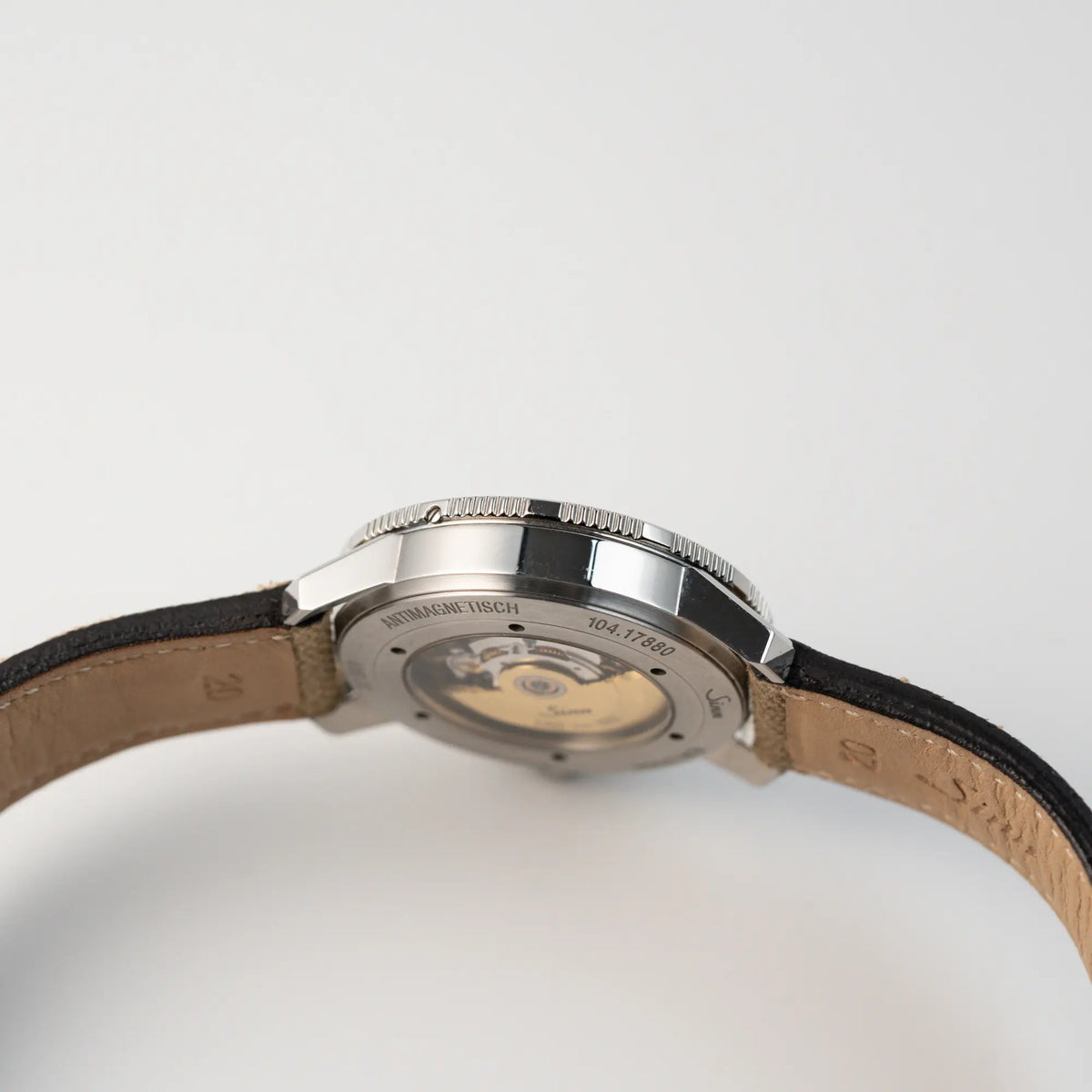Seitliches Gehäuse der der Taucheruhr Sinn Automatik SA in Blau mit beigen Akzenten am Textilband