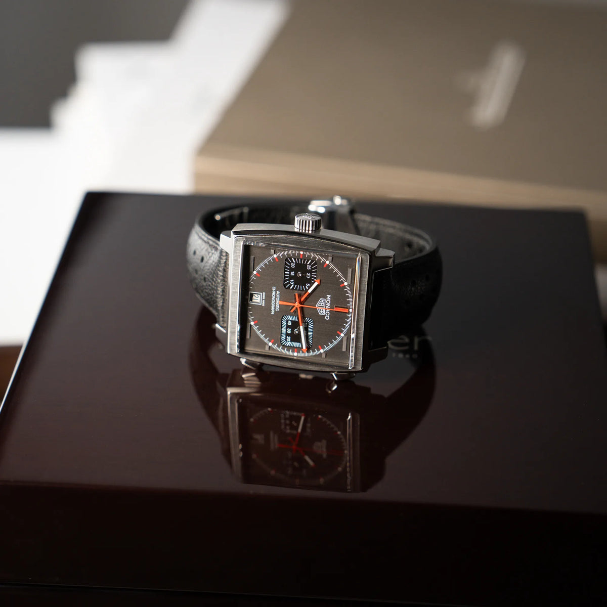 Produktfotgrafie der Tag Heuer Monaco CAW211B Final Limited Edition mit grauem Zifferblatt