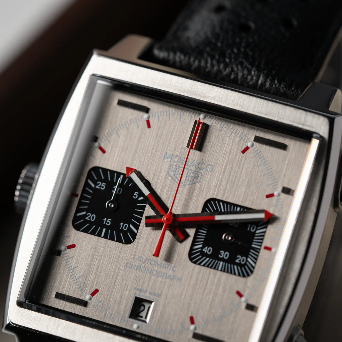 Detailaufnahme des Zifferblatts der Tag Heuer Monaco CAW211B Final Limited Edition mit grauem Zifferblatt